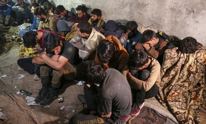 İnsan Ticareti Küresel Bir Suç Ve Toplumsal Bir Yara Günümüzde insan ticareti, sınırları aşan yapısı ve giderek karmaşıklaşan yöntemleriyle dünyanın en ciddi insan hakları ihlallerinden biri olarak kabul ediliyor. Kadınlar, çocuklar ve ekonomik olarak kırılgan gruplar başta olmak üzere milyonlarca insan, zorla çalıştırma, cinsel sömürü ve borç esareti gibi suçların mağduru oluyor. Uzmanlara göre insan ticareti, yalnızca bireyleri değil, toplumların ahlaki ve hukuki yapısını da derinden sarsıyor. Konulu bir haber görseli.