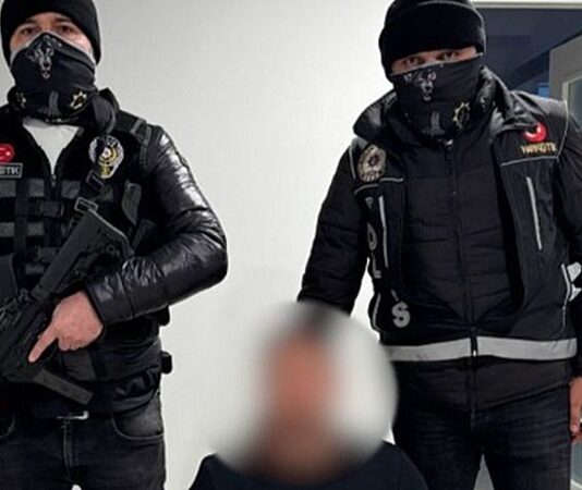 Uluslararası suçların giderek daha karmaşık hale gelmesi, ülkeleri tek başına hareket etmekten çok ortak mekanizmalar kurmaya yöneltiyor. Bu noktada Interpol operasyonları, sınır aşan suçlarla mücadelede en kritik unsurlardan biri olarak öne çıkıyor. Dünya genelinde polis teşkilatlarını aynı ağ içinde buluşturan Interpol, farklı ülkelerde işlenen suçların izini sürerek faillerin yakalanmasını kolaylaştırıyor. Konulu bir haber görseli.