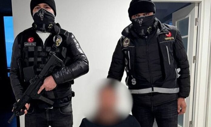 Interpol Operasyonları Küresel Güvenliğin Görünmeyen Ağı Uluslararası suçların giderek daha karmaşık hale gelmesi, ülkeleri tek başına hareket etmekten çok ortak mekanizmalar kurmaya yöneltiyor. Bu noktada Interpol operasyonları, sınır aşan suçlarla mücadelede en kritik unsurlardan biri olarak öne çıkıyor. Dünya genelinde polis teşkilatlarını aynı ağ içinde buluşturan Interpol, farklı ülkelerde işlenen suçların izini sürerek faillerin yakalanmasını kolaylaştırıyor. Konulu bir haber görseli.