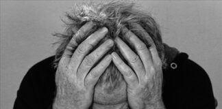 İntihar eden suçlular, adli süreçlerin en karmaşık ve tartışmalı başlıklarından biri olarak öne çıkıyor. Devam eden ya da tamamlanmamış soruşturmalar sırasında gerçekleşen bu ölümler, hem hukuki hem de toplumsal açıdan çok yönlü soruları beraberinde getiriyor. Olayın gerçek bir intihar mı yoksa başka etkenlerin sonucu mu olduğu, kamuoyunun ve adli makamların titizlikle üzerinde durduğu temel meseleler arasında yer alıyor. Konulu bir haber görseli.