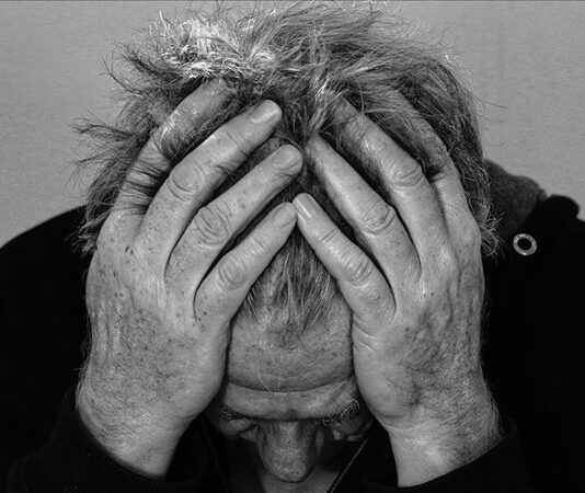 İntihar eden suçlular, adli süreçlerin en karmaşık ve tartışmalı başlıklarından biri olarak öne çıkıyor. Devam eden ya da tamamlanmamış soruşturmalar sırasında gerçekleşen bu ölümler, hem hukuki hem de toplumsal açıdan çok yönlü soruları beraberinde getiriyor. Olayın gerçek bir intihar mı yoksa başka etkenlerin sonucu mu olduğu, kamuoyunun ve adli makamların titizlikle üzerinde durduğu temel meseleler arasında yer alıyor. Konulu bir haber görseli.