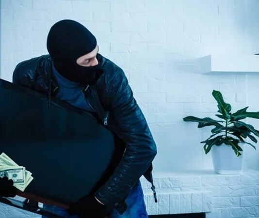 Son yıllarda artış gösteren iş yeri suçları ve soygunlar, hem esnafı hem de büyük ölçekli işletmeleri ciddi şekilde etkiliyor. Özellikle ekonomik dalgalanmalar, işsizlik oranları ve kentleşmenin hızlanması, bu tür suçların daha görünür hale gelmesine neden oluyor. Güvenlik uzmanları, iş yerlerine yönelik suçların yalnızca maddi kayıplarla sınırlı kalmadığını, çalışanların ve müşterilerin psikolojik güvenliğini de zedelediğini ifade ediyor. Konulu bir haber görseli.