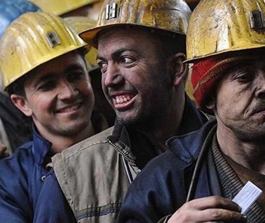 Çalışma hayatının temelini oluşturan adalet ve eşitlik ilkeleri, işçi haklarının korunmasıyla doğrudan ilişkilidir. Ancak son yıllarda farklı sektörlerden gelen veriler ve şikâyetler, işçi hakları ihlallerinin giderek arttığını ortaya koymaktadır. Ücretlerin geç ödenmesi, sigortasız çalışma, fazla mesainin karşılıksız bırakılması ve mobbing gibi uygulamalar, çalışanların hem ekonomik hem de psikolojik açıdan ciddi sorunlar yaşamasına neden olmaktadır. Konulu bir haber görseli.