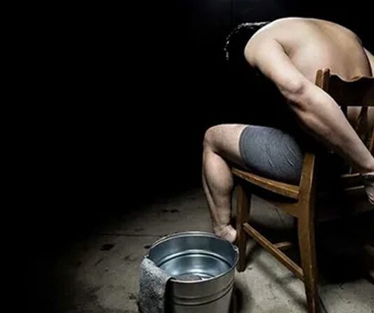 İnsan onurunu hedef alan en ağır suçlardan biri olarak kabul edilen işkence, modern hukuk sistemlerinde mutlak biçimde yasaklanmış olmasına rağmen dünyanın pek çok yerinde hâlâ gündemde kalmaya devam ediyor. Devlet otoritesinin kötüye kullanılması, cezasızlık algısı ve denetim eksikliği gibi nedenlerle ortaya çıkan işkence vakaları, yalnızca bireysel mağduriyetlere değil, toplumsal güven duygusunun zedelenmesine de yol açıyor. Bu yönüyle işkence, sadece hukuki değil, aynı zamanda derin bir toplumsal sorun olarak değerlendiriliyor. Konulu bir haber görseli.