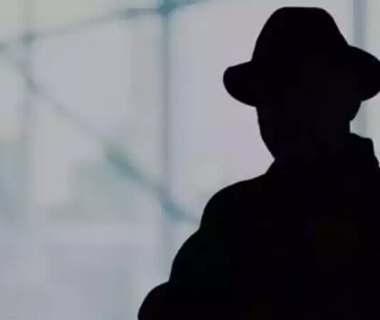 İstihbarat operasyonları ve gizli servis haberleri, devletlerin güvenlik politikalarının en kapalı ve en merak uyandıran alanlarından biri olarak dikkat çekiyor. Kamuoyuna yansıyan bilgiler çoğu zaman sınırlı olsa da, bu operasyonlar ülkelerin iç ve dış güvenliğini doğrudan etkileyen kritik süreçleri kapsıyor. Gizli servislerin yürüttüğü faaliyetler, yalnızca tehditleri ortadan kaldırmakla kalmıyor, aynı zamanda siyasi, ekonomik ve askeri dengeleri de şekillendiriyor. Konulu bir haber görseli.