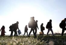 Son yıllarda Türkiye’nin ve çevre coğrafyaların en çok tartışılan konularından biri haline gelen kaçak göçmenler, yalnızca bir güvenlik meselesi olarak değil; sosyal, ekonomik ve insani boyutları olan çok yönlü bir olgu olarak değerlendiriliyor. Savaşlar, ekonomik krizler ve siyasi istikrarsızlıklar nedeniyle ülkelerini terk etmek zorunda kalan milyonlarca insan, daha güvenli bir yaşam umuduyla farklı rotalar üzerinden başka ülkelere ulaşmaya çalışıyor. Bu süreçte ortaya çıkan düzensiz hareketlilik, göç kavramını yeniden gündemin merkezine taşıyor. Konulu bir haber görseli.