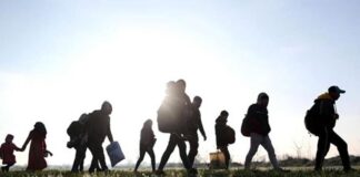 Son yıllarda Türkiye’nin ve çevre coğrafyaların en çok tartışılan konularından biri haline gelen kaçak göçmenler, yalnızca bir güvenlik meselesi olarak değil; sosyal, ekonomik ve insani boyutları olan çok yönlü bir olgu olarak değerlendiriliyor. Savaşlar, ekonomik krizler ve siyasi istikrarsızlıklar nedeniyle ülkelerini terk etmek zorunda kalan milyonlarca insan, daha güvenli bir yaşam umuduyla farklı rotalar üzerinden başka ülkelere ulaşmaya çalışıyor. Bu süreçte ortaya çıkan düzensiz hareketlilik, göç kavramını yeniden gündemin merkezine taşıyor. Konulu bir haber görseli.