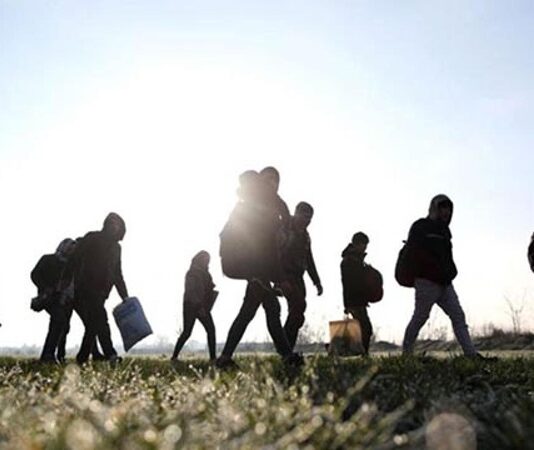 Son yıllarda Türkiye’nin ve çevre coğrafyaların en çok tartışılan konularından biri haline gelen kaçak göçmenler, yalnızca bir güvenlik meselesi olarak değil; sosyal, ekonomik ve insani boyutları olan çok yönlü bir olgu olarak değerlendiriliyor. Savaşlar, ekonomik krizler ve siyasi istikrarsızlıklar nedeniyle ülkelerini terk etmek zorunda kalan milyonlarca insan, daha güvenli bir yaşam umuduyla farklı rotalar üzerinden başka ülkelere ulaşmaya çalışıyor. Bu süreçte ortaya çıkan düzensiz hareketlilik, göç kavramını yeniden gündemin merkezine taşıyor. Konulu bir haber görseli.