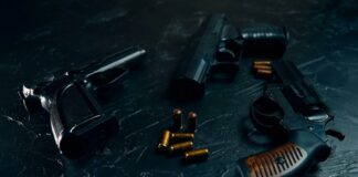 Kaçak silah ticareti, günümüzde yalnızca suç örgütlerinin değil, aynı zamanda terör yapılanmalarının ve organize suç ağlarının da temel beslenme kaynaklarından biri olarak öne çıkmaktadır. Son yıllarda artan kaçak silah ticareti haberleri, bu alandaki tehdidin boyutlarını ve güvenlik güçlerinin yürüttüğü operasyonların önemini bir kez daha gözler önüne sermektedir. Yasa dışı yollarla dolaşıma sokulan silahlar, bireysel suçlardan toplumsal güvenliği tehdit eden büyük olaylara kadar geniş bir yelpazede etkisini göstermektedir. Konulu bir haber görseli.