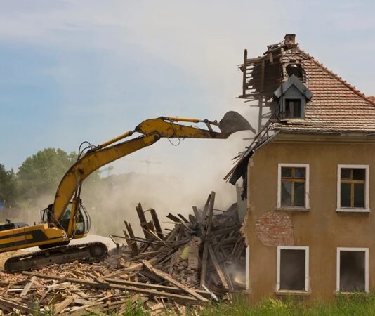 Türkiye genelinde son yıllarda artan kaçak yapı operasyonları, plansız kentleşme ve imar mevzuatına aykırı yapılaşma sorunlarını yeniden gündeme taşıdı. Özellikle büyükşehirlerin çevresinde ve kırsal alanlarda hızla çoğalan izinsiz yapılar, hem kamu düzenini hem de çevresel dengeyi tehdit ediyor. Devlet kurumları tarafından yürütülen denetimler ve operasyonlar, bu yapıların tespit edilmesi ve yasal sürecin işletilmesi amacıyla yoğunlaştırılmış durumda. Konulu bir haber görseli.