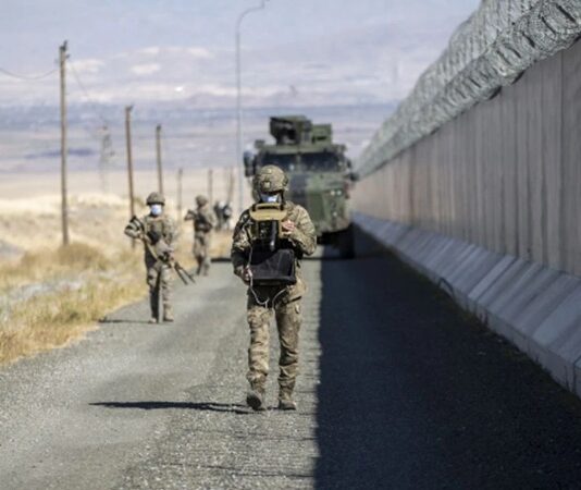 Son yıllarda kaçakçılık faaliyetleri ve sınır güvenliği ihlalleri, hem ulusal güvenlik hem de ekonomik düzen açısından ciddi riskler oluşturmaya devam ediyor. Coğrafi konumu nedeniyle birçok ülke için geçiş noktası konumunda bulunan bölgelerde, yasa dışı ticaret ağlarının daha aktif hale geldiği gözlemleniyor. Güvenlik kaynakları, sınır hatlarında yaşanan bu hareketliliğin yalnızca yerel değil, aynı zamanda uluslararası boyutları olduğunu vurguluyor. Konulu bir haber görseli.
