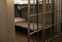 Son dönemde farklı kurum ve alanlarda yaşanan kaçış girişimleri, kamuoyunda geniş yankı uyandırdı. Ceza infaz kurumlarından gözetim altındaki şüphelilere kadar uzanan çeşitli olaylar, güvenlik protokollerinin etkinliğini yeniden gündeme taşıdı. Özellikle planlı şekilde gerçekleştirilen her kaçış planı, mevcut denetim mekanizmalarının ne kadar sağlam olduğu sorusunu beraberinde getiriyor. Konulu bir haber görseli.