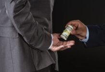 Kamu kaynaklarının etkin ve adil biçimde kullanılmasını amaçlayan ihale süreçleri, devletin vatandaşla kurduğu en önemli güven ilişkilerinden biridir. Ancak zaman zaman gündeme gelen kamu ihale usulsüzlükleri, bu güven bağını zedeleyen ciddi sorunlar olarak öne çıkmaktadır. İhalelerin belirli kişi ya da şirketlere avantaj sağlayacak şekilde düzenlenmesi, rekabet ortamının bozulmasına ve kamunun maddi zarara uğramasına yol açmaktadır. Bu durum yalnızca ekonomik değil, aynı zamanda toplumsal ve siyasi sonuçlar da doğurmaktadır. Konulu bir haber görseli.