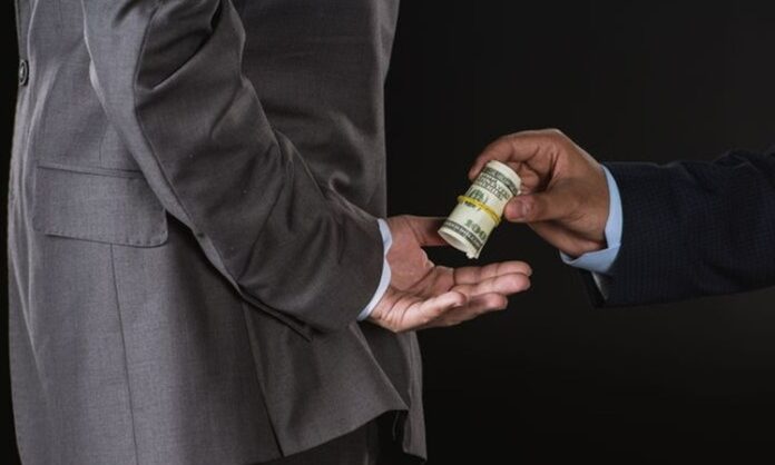 Kamu kaynaklarının etkin ve adil biçimde kullanılmasını amaçlayan ihale süreçleri, devletin vatandaşla kurduğu en önemli güven ilişkilerinden biridir. Ancak zaman zaman gündeme gelen kamu ihale usulsüzlükleri, bu güven bağını zedeleyen ciddi sorunlar olarak öne çıkmaktadır. İhalelerin belirli kişi ya da şirketlere avantaj sağlayacak şekilde düzenlenmesi, rekabet ortamının bozulmasına ve kamunun maddi zarara uğramasına yol açmaktadır. Bu durum yalnızca ekonomik değil, aynı zamanda toplumsal ve siyasi sonuçlar da doğurmaktadır. Konulu bir haber görseli.