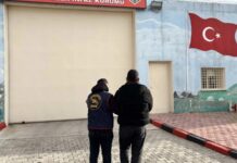 Toplumların güvenlik algısı büyük ölçüde medyada yer alan haberler üzerinden şekilleniyor. Özellikle suç olaylarına ilişkin yapılan yayınlar, bireylerin yaşadıkları çevreyi nasıl algıladıklarını doğrudan etkiliyor. Bu noktada suç haberleri raporları, yalnızca bir olayın aktarımı değil, aynı zamanda kamuoyunu bilgilendirme ve yönlendirme işlevi gören önemli belgeler olarak öne çıkıyor. Günümüzde bu raporlar, hem geleneksel medyada hem de dijital platformlarda geniş bir etki alanına sahip. Konulu bir haber görseli.