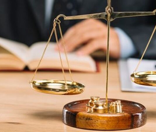 Hukuk sistemleri, toplumların değişen ihtiyaçlarına cevap verebilmek için zaman içinde yenilenmek zorundadır. Bu noktada kanun değişiklikleri, yalnızca teknik düzenlemeler değil; sosyal, ekonomik ve siyasal yaşamı doğrudan etkileyen adımlar olarak öne çıkar. Yapılan her değişiklik, bireylerin günlük hayatından devlet kurumlarının işleyişine kadar geniş bir alanı kapsar. Bu nedenle kanun değişiklikleri, sadece hukukçuların değil, toplumun tüm kesimlerinin yakından takip ettiği bir süreçtir. Konulu bir haber görseli.