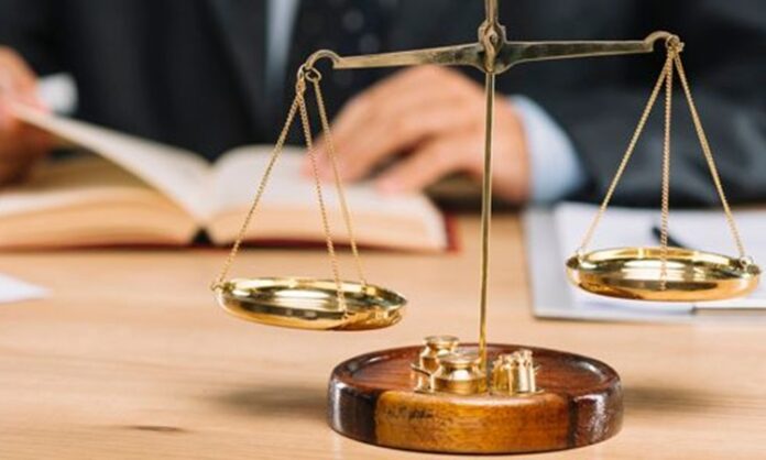 Hukuk sistemleri, toplumların değişen ihtiyaçlarına cevap verebilmek için zaman içinde yenilenmek zorundadır. Bu noktada kanun değişiklikleri, yalnızca teknik düzenlemeler değil; sosyal, ekonomik ve siyasal yaşamı doğrudan etkileyen adımlar olarak öne çıkar. Yapılan her değişiklik, bireylerin günlük hayatından devlet kurumlarının işleyişine kadar geniş bir alanı kapsar. Bu nedenle kanun değişiklikleri, sadece hukukçuların değil, toplumun tüm kesimlerinin yakından takip ettiği bir süreçtir. Konulu bir haber görseli.