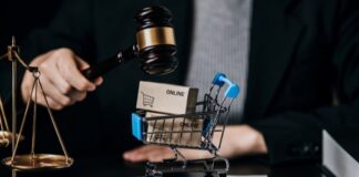 Kara borsa ve yasa dışı ticaret, modern ekonomilerin perde arkasında varlığını sürdüren en karmaşık ve en zor denetlenen alanlardan biri olarak dikkat çekiyor. Yasal düzenlemelerin dışına çıkan bu faaliyetler, yalnızca ekonomik dengeleri bozmakla kalmıyor, aynı zamanda toplumsal güveni ve kamu düzenini de tehdit ediyor. Devletlerin koyduğu kuralların etrafından dolaşmayı amaçlayan yapılar, zamanla organize suç ağlarına dönüşerek küresel ölçekte etki yaratabiliyor. Konulu bir haber görseli.