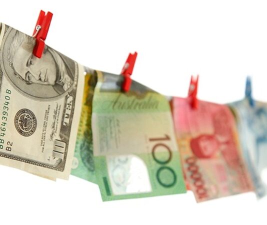 Kara para aklama, suçtan elde edilen gelirlerin yasal sistem içine sokularak meşrulaştırılması sürecini ifade eder ve modern ekonomiler için ciddi bir tehdit oluşturur. Bu suç türü, yalnızca mali düzeni bozmakla kalmaz, aynı zamanda organize suçtan terörün finansmanına kadar uzanan geniş bir suç yelpazesini besler. Bu nedenle kara para aklama operasyonları, devletlerin finansal güvenliğini koruma çabalarının merkezinde yer alır. Güvenlik ve mali denetim birimleri tarafından yürütülen kapsamlı çalışmalar, yasa dışı gelir akışlarını tespit etmeyi ve bu ağları dağıtmayı hedefler. Konulu bir haber görseli.