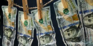 Kara para aklama suçu, modern ekonomilerin karşı karşıya olduğu en ciddi mali suçlar arasında yer alıyor. Suçtan elde edilen gelirlerin yasal yollarla kazanılmış gibi gösterilmesi amacıyla yapılan bu faaliyetler, yalnızca bireysel çıkarları değil, devletlerin mali yapısını ve toplumsal güveni de doğrudan etkiliyor. Kara para, kaynağı gizlenmek istenen ve çoğu zaman organize suç, uyuşturucu ticareti, insan kaçakçılığı ya da yolsuzluk gibi yasa dışı faaliyetlerden elde edilen kazançları ifade ediyor. Konulu bir haber görseli.