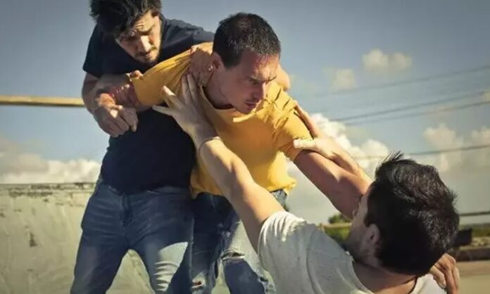 Son dönemde farklı şehirlerde yaşanan kavga ve arbede olayları, kamuoyunda geniş yankı uyandırıyor. Özellikle kalabalık alanlarda ve toplu etkinliklerde çıkan tartışmaların kısa sürede büyüyerek kavgaya dönüşmesi, güvenlik birimlerini alarma geçiriyor. Uzmanlara göre bireysel öfke kontrol sorunları ve toplumsal stres faktörleri bu tür olayların artışında etkili oluyor. Konulu bir haber görseli.