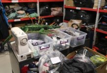 Günlük hayatın koşuşturması içinde unutulan ya da çalınan eşyalar, hem maddi hem de manevi kayıplara yol açabiliyor. Son dönemde artan başvurular üzerine güvenlik birimleri ve belediyeler, kayıp eşya vakalarına yönelik daha sistematik çalışmalar yürütmeye başladı. Özellikle toplu taşıma araçlarında, alışveriş merkezlerinde ve kamu alanlarında unutulan eşyaların bulunması için geliştirilen dijital takip sistemleri dikkat çekiyor. Konulu bir haber görseli.