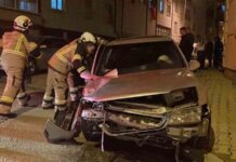 Meydana gelen büyük çaplı trafik ve iş kazalarının ardından başlatılan kaza sonrası kurtarma çalışmaları, hayat kurtaran müdahaleler açısından kritik önem taşıyor. Özellikle çoklu araç kazaları ve ağır hasarlı olaylarda ilk dakikalar belirleyici olurken, olay yerine sevk edilen ekiplerin koordinasyonu sürecin başarısını doğrudan etkiliyor. Uzmanlar, etkili bir acil müdahale planının can kaybını azaltmada en önemli faktörlerden biri olduğunu vurguluyor. Konulu bir haber görseli.