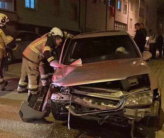 Meydana gelen büyük çaplı trafik ve iş kazalarının ardından başlatılan kaza sonrası kurtarma çalışmaları, hayat kurtaran müdahaleler açısından kritik önem taşıyor. Özellikle çoklu araç kazaları ve ağır hasarlı olaylarda ilk dakikalar belirleyici olurken, olay yerine sevk edilen ekiplerin koordinasyonu sürecin başarısını doğrudan etkiliyor. Uzmanlar, etkili bir acil müdahale planının can kaybını azaltmada en önemli faktörlerden biri olduğunu vurguluyor. Konulu bir haber görseli.