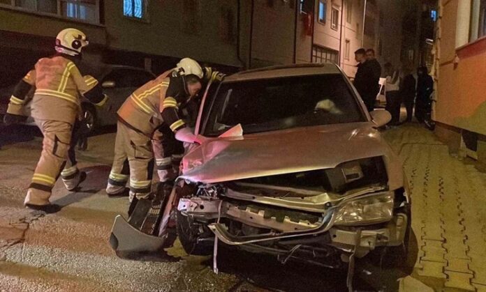 Meydana gelen büyük çaplı trafik ve iş kazalarının ardından başlatılan kaza sonrası kurtarma çalışmaları, hayat kurtaran müdahaleler açısından kritik önem taşıyor. Özellikle çoklu araç kazaları ve ağır hasarlı olaylarda ilk dakikalar belirleyici olurken, olay yerine sevk edilen ekiplerin koordinasyonu sürecin başarısını doğrudan etkiliyor. Uzmanlar, etkili bir acil müdahale planının can kaybını azaltmada en önemli faktörlerden biri olduğunu vurguluyor. Konulu bir haber görseli.