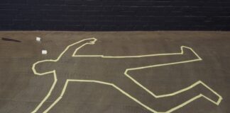 Toplumların en ağır suçları arasında yer alan cinayet, yalnızca bir bireyin yaşam hakkının ihlali değil, aynı zamanda toplumsal düzeni ve güven duygusunu derinden sarsan bir olgu olarak kabul ediliyor. Günlük hayatta sıkça duyulan bu kavram, çoğu zaman yalnızca adli bir vaka olarak algılansa da aslında hukuki, psikolojik ve sosyolojik birçok boyutu içinde barındırıyor. Cinayetin ne olduğu, hangi durumlarda bu kapsamda değerlendirildiği ve toplum üzerindeki etkileri, son yıllarda artan şiddet haberleriyle birlikte daha fazla merak edilmeye başlandı. Konulu bir haber görseli.