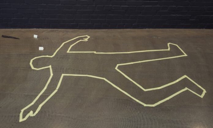 Toplumların en ağır suçları arasında yer alan cinayet, yalnızca bir bireyin yaşam hakkının ihlali değil, aynı zamanda toplumsal düzeni ve güven duygusunu derinden sarsan bir olgu olarak kabul ediliyor. Günlük hayatta sıkça duyulan bu kavram, çoğu zaman yalnızca adli bir vaka olarak algılansa da aslında hukuki, psikolojik ve sosyolojik birçok boyutu içinde barındırıyor. Cinayetin ne olduğu, hangi durumlarda bu kapsamda değerlendirildiği ve toplum üzerindeki etkileri, son yıllarda artan şiddet haberleriyle birlikte daha fazla merak edilmeye başlandı. Konulu bir haber görseli.