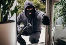 Son dönemde şehir merkezlerinden kırsal yerleşimlere kadar geniş bir alanda yaşanan hırsızlık olayları, kamuoyunda güvenlik tartışmalarını yeniden gündeme taşıdı. Evlerden iş yerlerine, araçlardan kamusal alanlara kadar uzanan bu olaylar, bireylerin günlük yaşamını doğrudan etkileyen önemli bir suç türü olarak öne çıkıyor. Özellikle ekonomik dalgalanmalar, nüfus hareketliliği ve kentleşmenin hızlanması, hırsızlık vakalarının artışında etkili faktörler arasında gösteriliyor. Konulu bir haber görseli.