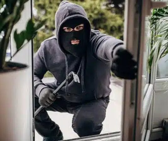 Son dönemde şehir merkezlerinden kırsal yerleşimlere kadar geniş bir alanda yaşanan hırsızlık olayları, kamuoyunda güvenlik tartışmalarını yeniden gündeme taşıdı. Evlerden iş yerlerine, araçlardan kamusal alanlara kadar uzanan bu olaylar, bireylerin günlük yaşamını doğrudan etkileyen önemli bir suç türü olarak öne çıkıyor. Özellikle ekonomik dalgalanmalar, nüfus hareketliliği ve kentleşmenin hızlanması, hırsızlık vakalarının artışında etkili faktörler arasında gösteriliyor. Konulu bir haber görseli.