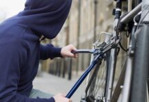 Kent yaşamının vazgeçilmez ulaşım araçlarından biri haline gelen bisikletler, çevre dostu yapıları ve ekonomik avantajları nedeniyle her geçen gün daha fazla tercih ediliyor. Ancak bisiklet kullanımındaki bu artış, beraberinde ciddi bir güvenlik sorununu da getiriyor. Özellikle büyük şehirlerde bisiklet hırsızlığı, bireysel mağduriyetlerin ötesine geçerek toplumsal bir sorun halini almış durumda. Park alanlarının yetersizliği, denetim eksikliği ve ikinci el piyasasının kontrolsüz yapısı, bu suç türünün yaygınlaşmasında etkili oluyor. Konulu bir haber görseli.