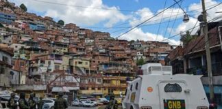 Son yıllarda büyük şehirler başta olmak üzere birçok yerleşim alanında çete çatışmaları kamuoyunun gündeminde daha sık yer almaya başladı. Özellikle nüfus yoğunluğunun yüksek olduğu bölgelerde yaşanan bu olaylar, sadece güvenlik birimlerini değil, günlük yaşamını sürdüren vatandaşları da doğrudan etkiliyor. Sokak aralarında, sanayi bölgelerinde ya da şehir çeperlerinde meydana gelen çatışmalar, toplumsal huzur açısından ciddi riskler barındırıyor. Konulu bir haber görseli.