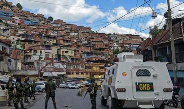 Son yıllarda büyük şehirler başta olmak üzere birçok yerleşim alanında çete çatışmaları kamuoyunun gündeminde daha sık yer almaya başladı. Özellikle nüfus yoğunluğunun yüksek olduğu bölgelerde yaşanan bu olaylar, sadece güvenlik birimlerini değil, günlük yaşamını sürdüren vatandaşları da doğrudan etkiliyor. Sokak aralarında, sanayi bölgelerinde ya da şehir çeperlerinde meydana gelen çatışmalar, toplumsal huzur açısından ciddi riskler barındırıyor. Konulu bir haber görseli.
