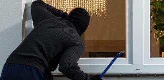 Kent yaşamının yoğunlaşmasıyla birlikte güvenlik sorunları da daha görünür hale geliyor. Bu sorunların başında ise uzun yıllardır gündemde olan evden hırsızlık geliyor. Apartman yaşamının yaygınlaşması, nüfus hareketliliğinin artması ve komşuluk ilişkilerinin zayıflaması, bu suç türünün kentlerde daha sık yaşanmasına zemin hazırlıyor. Evden hırsızlık yalnızca maddi kayıplara yol açmakla kalmıyor, aynı zamanda bireylerin kendilerini güvende hissetme duygusunu da derinden sarsıyor. Konulu bir haber görseli.