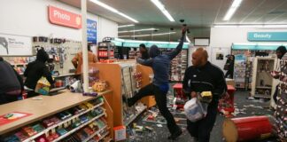 Son yıllarda şehir merkezlerinde ve yoğun ticaret bölgelerinde yaşanan mağaza soygunları, hem esnafın hem de tüketicilerin güvenlik algısını ciddi şekilde sarsıyor. Küçük işletmelerden zincir marketlere kadar geniş bir alanı etkileyen bu suç türü, ekonomik kayıpların ötesinde toplumsal huzursuzluk yaratıyor. Özellikle gündüz saatlerinde yaşanan mağaza soygunları, kalabalık ortamların bile caydırıcı olmadığını gösteriyor. Konulu bir haber görseli.