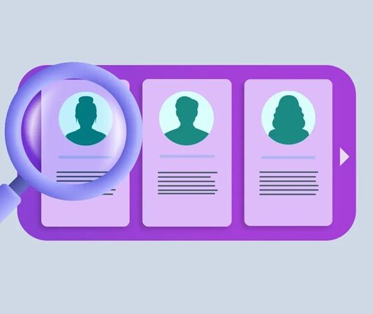 Günlük yaşamın birçok alanında karşılaşılan kimlik tespiti olayları, güvenlik uygulamaları ile bireysel haklar arasındaki hassas dengeyi yeniden gündeme taşıyor. Kolluk kuvvetlerinin suçun önlenmesi, kamu düzeninin korunması ve şüpheli durumların aydınlatılması amacıyla başvurduğu kimlik tespiti uygulamaları, hem hukuki hem de toplumsal boyutlarıyla dikkat çekiyor. Özellikle büyük şehirlerde artan nüfus hareketliliği, bu tür uygulamaların daha sık gündeme gelmesine neden oluyor. Konulu bir haber görseli.