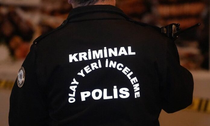 Toplumların düzenini ve güvenlik duygusunu doğrudan etkileyen en önemli olgulardan biri kriminal davranışlar olarak öne çıkıyor. Suç eylemleri yalnızca bireysel sonuçlar doğurmakla kalmıyor, aynı zamanda toplumsal yapıyı, hukuk sistemini ve kamu politikalarını da derinden etkiliyor. Bu nedenle kriminal davranışların nedenleri, gelişim süreci ve sonuçları uzun süredir akademik ve adli çevrelerin odağında yer alıyor. Konulu bir haber görseli.
