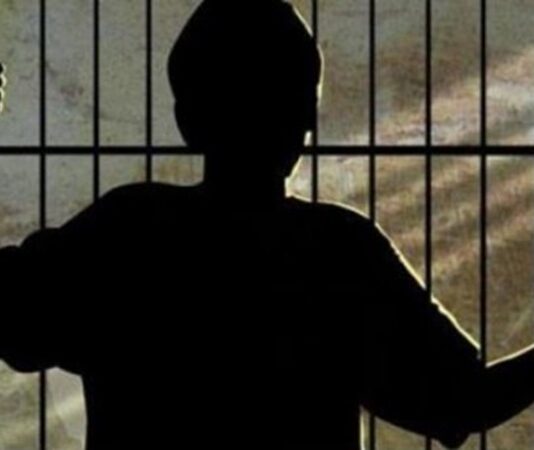 Suçun yalnızca nasıl işlendiği değil, neden işlendiği de modern adli sistemlerin temel araştırma alanlarından biri haline gelmiştir. Bu noktada kriminal psikoloji ve fail profilleri, suçların arka planını anlamada kritik bir rol üstlenir. Olay yerinde bulunan fiziksel deliller kadar, failin davranış biçimleri, karar alma süreçleri ve psikolojik özellikleri de soruşturmaların seyrini belirleyebilir. Konulu bir haber görseli.