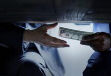 Günümüzde kamu kurumlarından özel şirketlere kadar pek çok yapının karşı karşıya kaldığı en ciddi sorunlardan biri kurum içi yolsuzluk olarak öne çıkıyor. Dışarıdan fark edilmesi zor olan bu tür yolsuzluklar, zaman içinde kurumların mali yapısını zayıflatırken itibar kaybına da yol açabiliyor. Çoğu zaman uzun süre gizli kalan bu durumlar, ortaya çıktığında yalnızca maddi değil, aynı zamanda toplumsal güven açısından da ciddi sonuçlar doğuruyor. Konulu bir haber görseli.