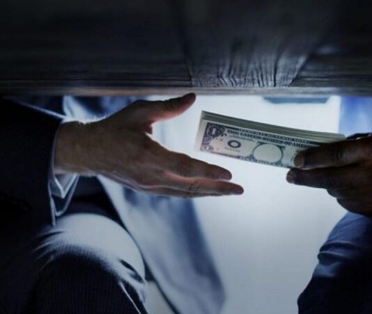 Günümüzde kamu kurumlarından özel şirketlere kadar pek çok yapının karşı karşıya kaldığı en ciddi sorunlardan biri kurum içi yolsuzluk olarak öne çıkıyor. Dışarıdan fark edilmesi zor olan bu tür yolsuzluklar, zaman içinde kurumların mali yapısını zayıflatırken itibar kaybına da yol açabiliyor. Çoğu zaman uzun süre gizli kalan bu durumlar, ortaya çıktığında yalnızca maddi değil, aynı zamanda toplumsal güven açısından da ciddi sonuçlar doğuruyor. Konulu bir haber görseli.