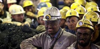 Maden ve fabrika iş kazaları, sanayileşmenin hız kazandığı ülkelerde işçi sağlığı ve güvenliği açısından en kritik başlıkların başında geliyor. Yer altı ve ağır sanayi koşullarında çalışan binlerce emekçi, her gün yüksek risk altında üretim yapıyor. Yaşanan kazalar yalnızca bireysel kayıplara yol açmıyor, aynı zamanda toplumsal vicdanı derinden etkileyen sonuçlar doğuruyor. Konulu bir haber görseli.