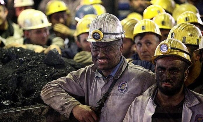 Maden ve fabrika iş kazaları, sanayileşmenin hız kazandığı ülkelerde işçi sağlığı ve güvenliği açısından en kritik başlıkların başında geliyor. Yer altı ve ağır sanayi koşullarında çalışan binlerce emekçi, her gün yüksek risk altında üretim yapıyor. Yaşanan kazalar yalnızca bireysel kayıplara yol açmıyor, aynı zamanda toplumsal vicdanı derinden etkileyen sonuçlar doğuruyor. Konulu bir haber görseli.