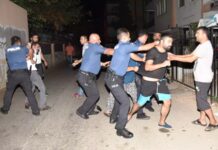 Mahalle Çatışmaları Kent Yaşamını Tehdit Ediyor: Sokaklardaki Gerilim Artıyor Türkiye’nin birçok kentinde son yıllarda artış gösteren mahalle çatışmaları, sadece taraf olan grupları değil, o bölgede yaşayan tüm vatandaşları etkileyen ciddi bir toplumsal sorun haline gelmiş durumda. Küçük tartışmalarla başlayan olaylar, kısa sürede organize grupların dahil olduğu, kamu düzenini bozan ve can güvenliğini tehdit eden çatışmalara dönüşebiliyor. Uzmanlar, bu durumun hem sosyal dokuyu zedelediğini hem de uzun vadede kent güvenliğini ciddi biçimde sarstığını vurguluyor. Konulu bir haber görseli.