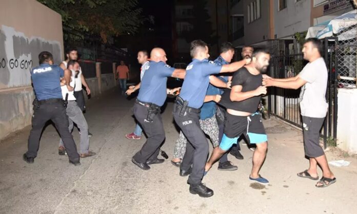 Türkiye’nin birçok kentinde son yıllarda artış gösteren mahalle çatışmaları, sadece taraf olan grupları değil, o bölgede yaşayan tüm vatandaşları etkileyen ciddi bir toplumsal sorun haline gelmiş durumda. Küçük tartışmalarla başlayan olaylar, kısa sürede organize grupların dahil olduğu, kamu düzenini bozan ve can güvenliğini tehdit eden çatışmalara dönüşebiliyor. Uzmanlar, bu durumun hem sosyal dokuyu zedelediğini hem de uzun vadede kent güvenliğini ciddi biçimde sarstığını vurguluyor. Konulu bir haber görseli.