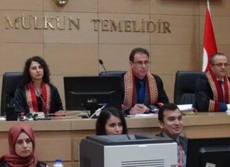Adalet sisteminin en görünür ve en kritik aşamalarından biri olan mahkeme duruşmaları, hukukun toplumla doğrudan temas ettiği alanların başında geliyor. Duruşma salonlarında alınan kararlar, yalnızca tarafları değil, aynı zamanda toplumsal adalet algısını da şekillendiriyor. Bu nedenle mahkeme duruşmalarının nasıl yürütüldüğü, ne kadar şeffaf olduğu ve hangi ilkelere göre ilerlediği, hukuk devleti anlayışının temel göstergeleri arasında yer alıyor. Konulu bir haber görseli.
