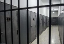 Mahkum kaçışları, ceza infaz sistemlerinin en hassas noktalarından birini oluştururken kamuoyunda da geniş yankı uyandıran olaylar arasında yer almaktadır. Cezaevlerinden firar eden mahkumlar, yalnızca güvenlik zafiyetlerini değil, aynı zamanda infaz sisteminin yapısal sorunlarını da gündeme taşımaktadır. Mahkum kaçışları, toplumda adalet duygusunu zedeleyen ve kamu güvenliği açısından ciddi riskler barındıran olaylar olarak değerlendirilmektedir. Konulu bir haber görseli.