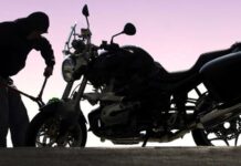 Son yıllarda motosiklet kullanımının artmasıyla birlikte motosiklet hırsızlığı, kent yaşamında giderek daha görünür hale gelen suç türlerinden biri olmuştur. Ulaşım kolaylığı, ekonomik yakıt tüketimi ve pratik kullanım avantajları nedeniyle tercih edilen motosikletler, aynı özellikleri sebebiyle hırsızlar için de cazip hedefler arasında yer alır. Özellikle büyük şehirlerde park alanlarının yetersizliği ve denetim eksikliği, bu suçun yaygınlaşmasına zemin hazırlar. Konulu bir haber görseli.